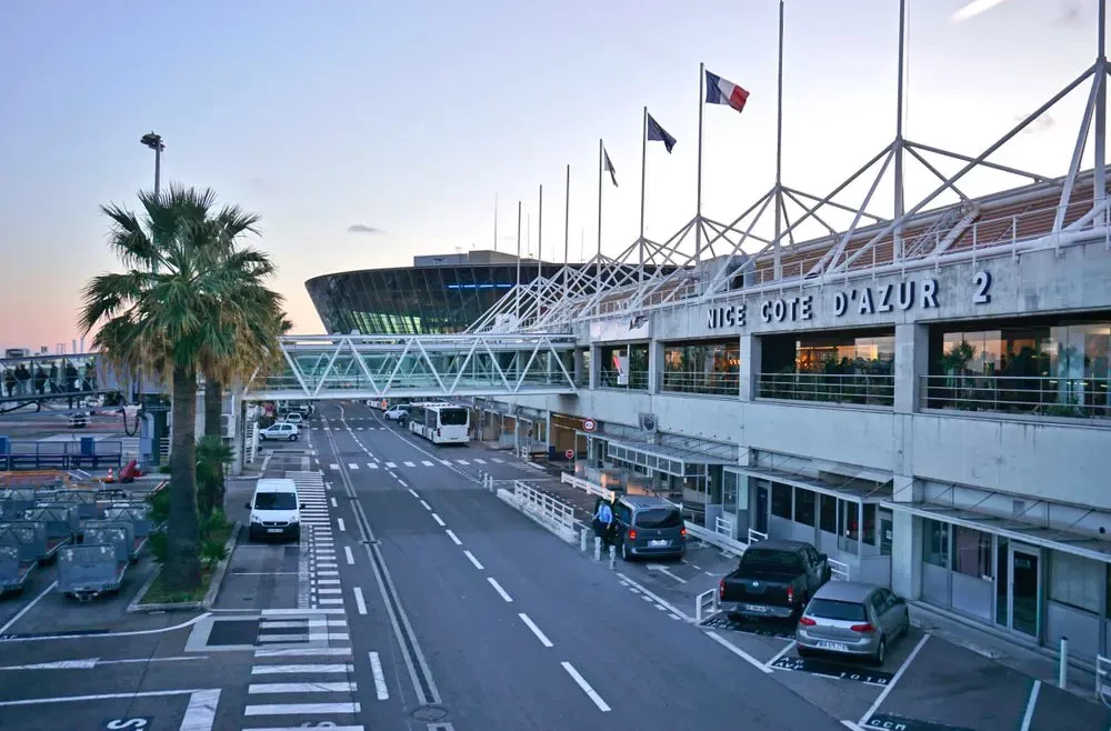 Aéroport de nice terminal avec taxi