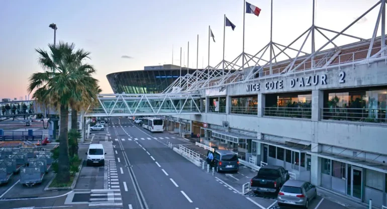 Aéroport de nice terminal avec taxi