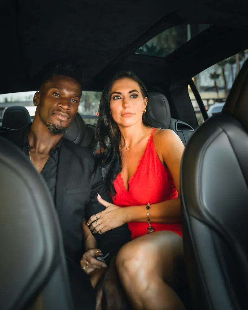 Couple VIP voyageant avec chauffeur privé TAXUS+ pour le festival de cannes